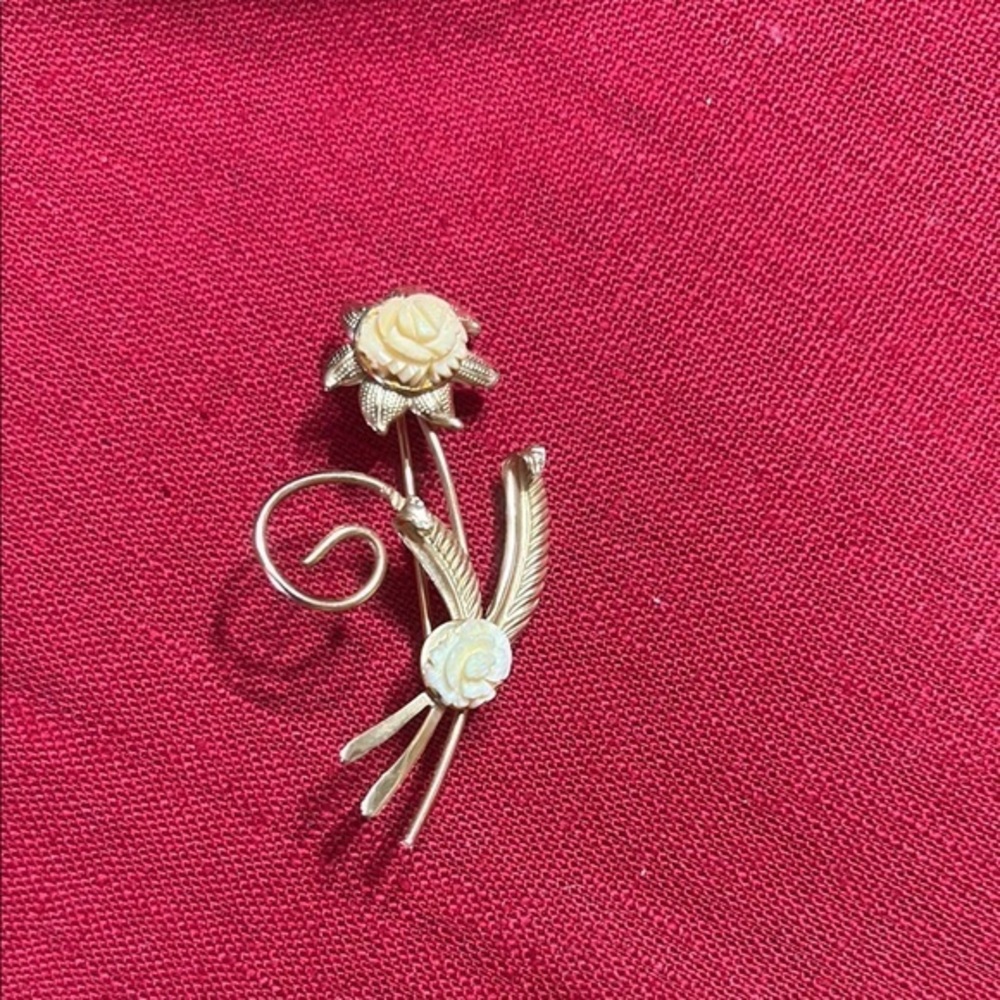 Vintage Elegant Gold and Cream Floral Brooch